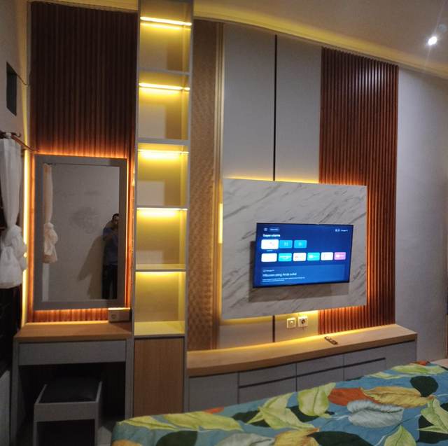 Backdrop TV marmer, panel lis, dan LED