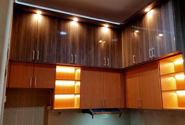 Kitchen set dengan kabinet atas dan lampu LED