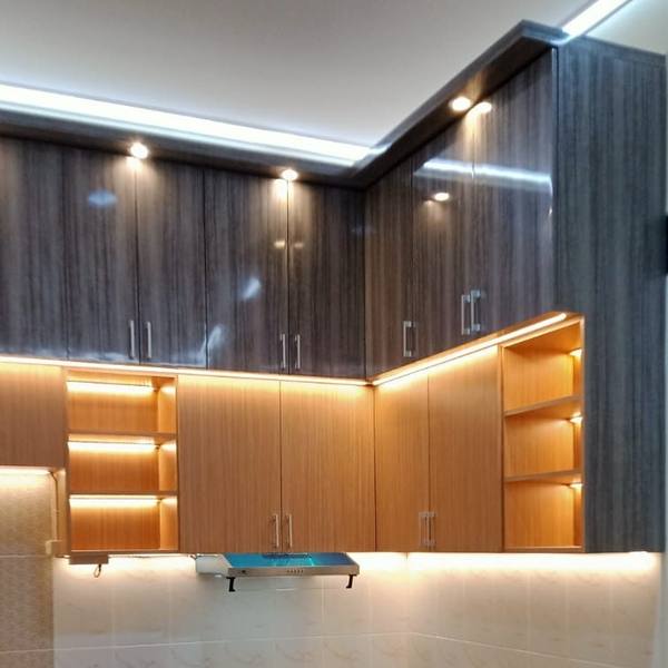 Kitchen set bentuk L dengan lampu LED bawah kabinet