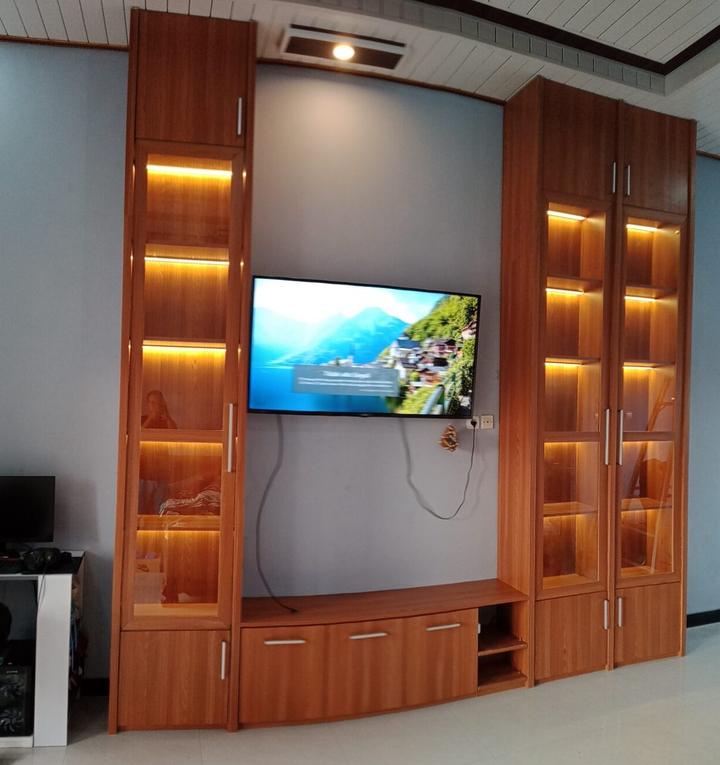 Lemari custom tinggi dengan lampu LED dan rak TV