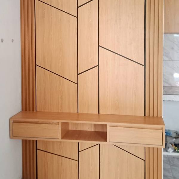 Backdrop TV panel kayu dengan meja gantung