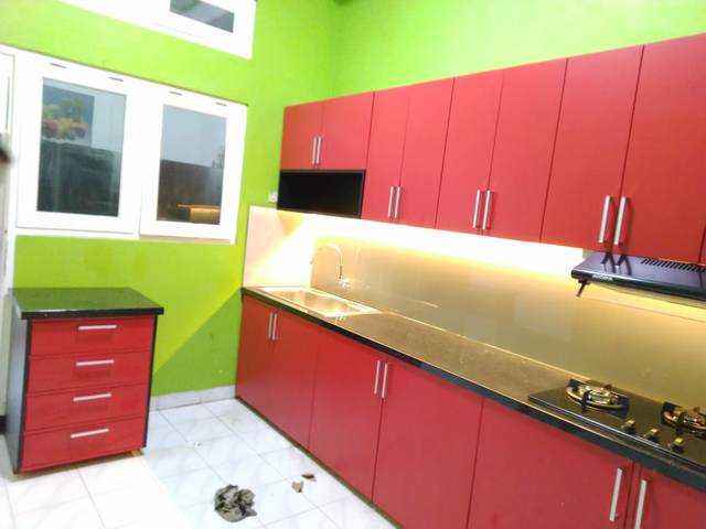 Kitchen set merah dengan LED bawah kabinet