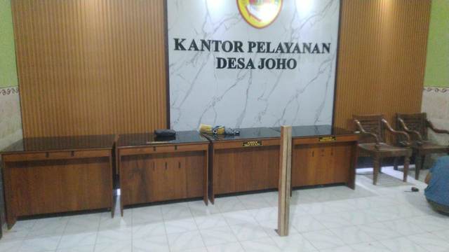 Meja pelayanan dan panel dinding