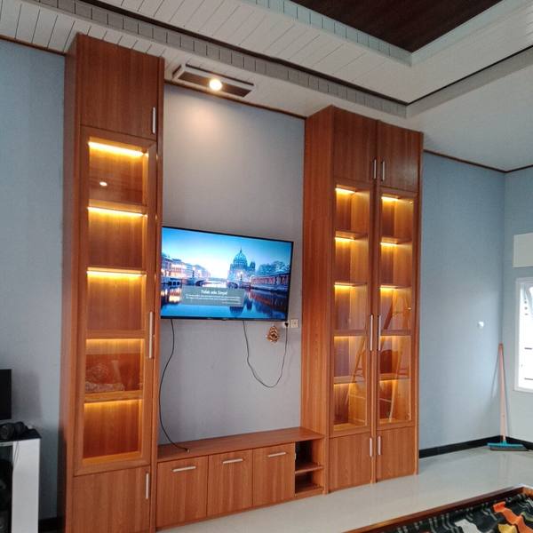 Lemari display dengan lampu LED dan rak TV