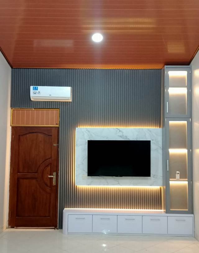 Ruang keluarga dengan plafon dan panel dinding