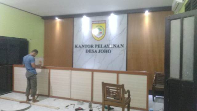 Proses pemasangan panel dan meja layanan