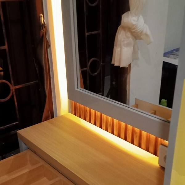 Meja rias dengan laci dan lampu LED