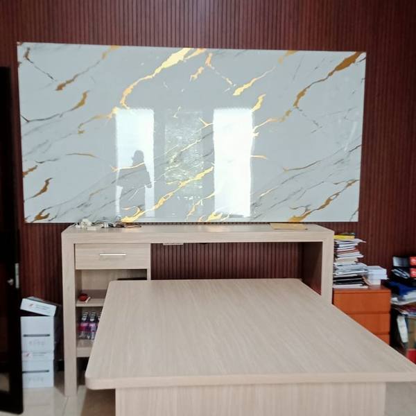 Meja kerja dan backdrop marmer di ruang kantor
